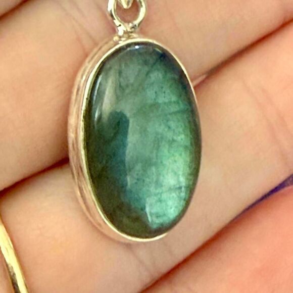 Stunning Large Oval Labradorite Pendant Necklace Womens Statement Piece New - Picture 3 of 8